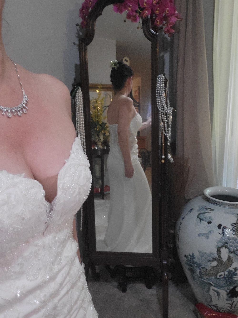 Elegant White Backless Women's Dress with Lace Bodice